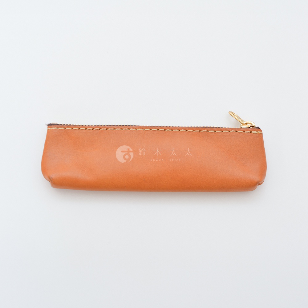 棕色皮革製成的長形收納筆袋，配有金色拉鍊及縫線細節，中央印有品牌標誌。