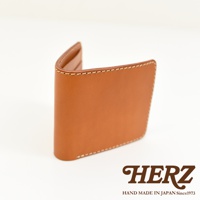 職人手作皮革二折橫式卡片紙鈔小短夾，呈現溫潤的淺棕色皮革，車縫線清晰。