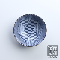 藍染縞格子飯碗，碗身內外皆有藍色細線交織的幾何紋路，碗緣邊緣為深棕色。