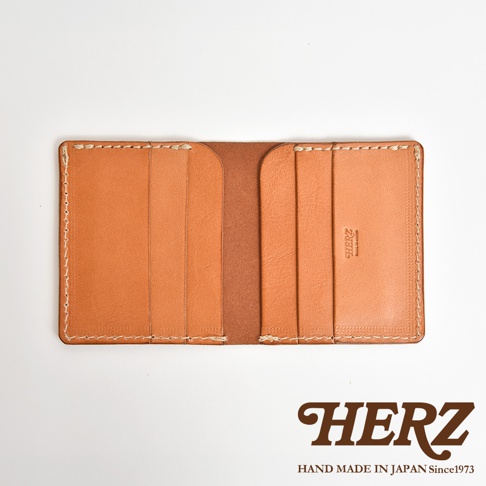 HERZ 職人手作皮革二折式薄型卡片鈔票夾，採用咖啡色皮革製成，內側印有品牌標誌。
