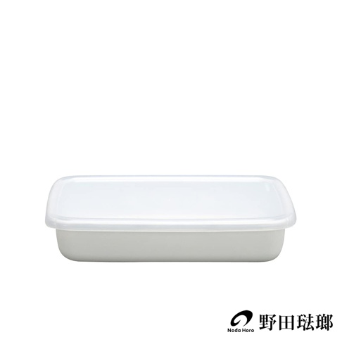 長方型淺型白色琺瑯保存容器，配有透明白色塑膠蓋，整體呈現簡約設計。