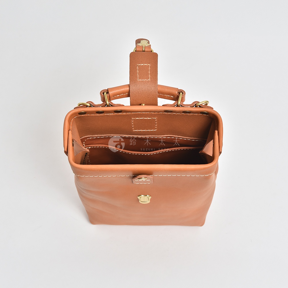 職人手作皮革迷你軟皮杜勒斯包，經典棕色，採用光滑柔軟的皮革材質，設有金色釦環及內袋，設計簡約實用。