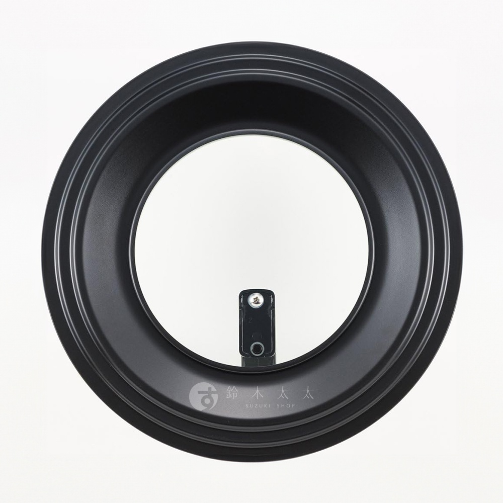 黑色強化玻璃鍋蓋，中央為透明玻璃，外圍黑色金屬邊緣，附有黑色可立式提把。