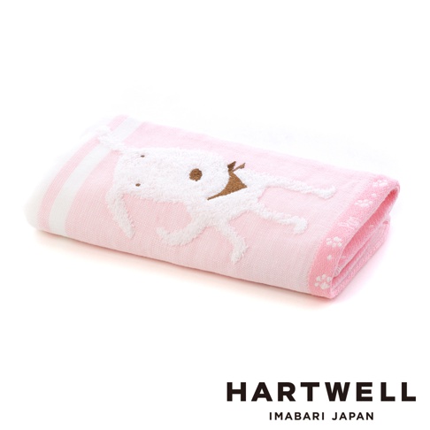 粉色今治純棉條紋紗布浴巾，繡有白色卡通小動物圖案，搭配棕色領結。