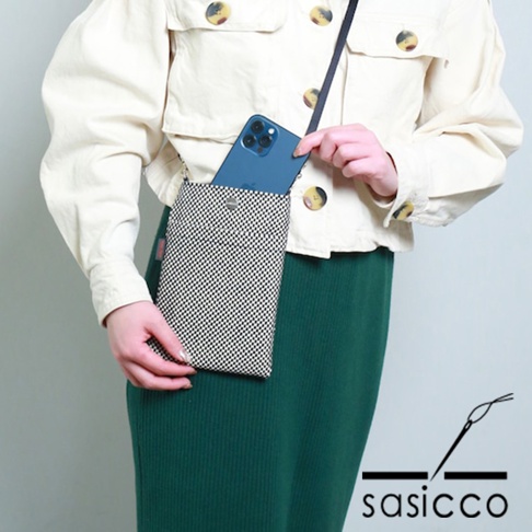 三河木綿刺子織手機包，黑白格紋圖案，斜挎設計，可容納智慧型手機。