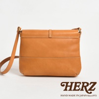 HERZ 品牌皮革馬鞍包，手工製作於日本，採用精緻縫線與細緻的帶扣設計。