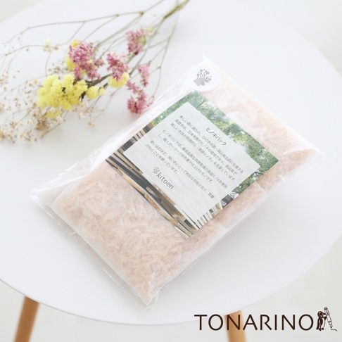 透明塑膠包裝內裝有淺褐色檜木屑，包裝上有日文說明標籤，標籤上有綠色植物插畫及品牌標誌。