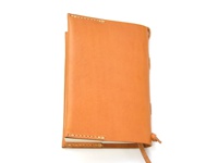 淺棕色皮革製的書套，附有綁繩，用於固定書本。書套邊緣有縫線裝飾，整體呈現簡潔的設計風格。