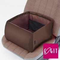 棕色網布材質的車內置物收納靠墊，內部為深棕色光滑內襯，設有黑色網袋。