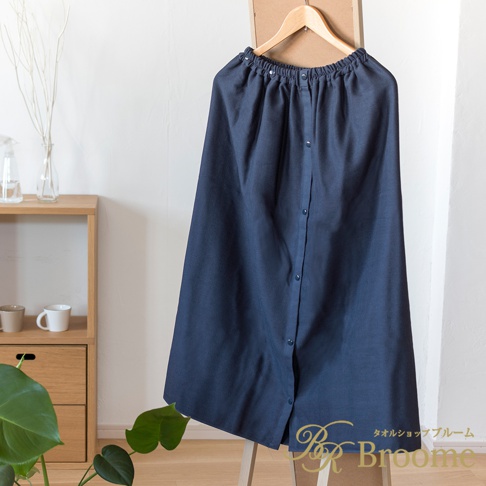 深藍色棉紗混紡快乾浴裙，腰部為鬆緊設計，前襟有鈕扣，垂墜感良好，適合沐浴後穿著。