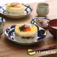 焦吳須圓盤，以白色壽司飯為底，中間層夾雜著醬汁雞肉或鳗魚，頂部鋪滿金黃炒蛋絲，並綴以鮮紅鮭魚卵、綠色蔥絲及兩隻粉色熟蝦，整體呈圓柱狀，擺放在藍白花紋陶瓷盤上。