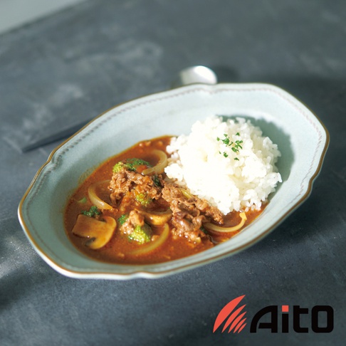 Aito Stitch 美濃燒橢圓深盤裝盛著牛肉燴飯，盤中盛有米飯、牛肉塊、香菇和綠色蔬菜，背景是深灰色桌面。