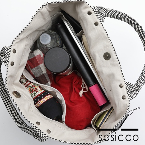 三河木綿刺子織大開口托特包，外觀為黑白格紋，內部裝有水瓶、保溫杯、筆記本、手機等物品。