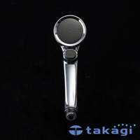 銀色金屬蓮蓬頭，帶有黑色圓形出水面板，面板上有細密的出水孔，蓮蓬頭握柄處有一個灰色按鈕，底部有螺紋接口。