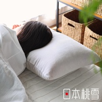 一條白色毛巾質感的枕頭套，覆蓋在枕頭上，枕頭由一位女士的頭髮支撐。