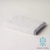 YUKINONE 雪之音柔織有機棉迷你浴巾，顏色為淺灰色，織邊為深藍色條紋，材質為有機棉。