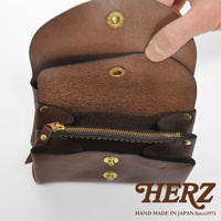 棕色皮革三層收納零錢包，內有拉鍊口袋，附有金屬按扣，由手工製作。