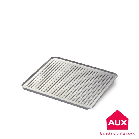 銀灰色方形金屬瀝水籃，表面佈滿平行條紋，邊緣帶有淺淺的溝槽，適合用於廚房排水。