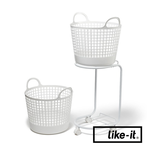白色圓形網格設計的移動式洗衣提籃，一組包含兩個，其中一個置於帶有四個滾輪的白色金屬支架上，另一個獨立放置於左側。
