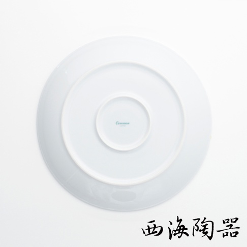 波佐見燒 Common 陶瓷料理盤，24公分，白色，盤底有品牌標誌。