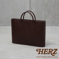 職人手作皮革Organ薄型公事包 G-90，深棕色，簡約設計，雙提把，皮革材質，線條流暢，搭配奶油色縫線，展現精緻工藝。