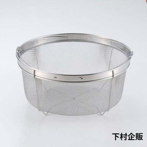 不鏽鋼料理濾網籃，深型設計，網眼細緻，帶有堅固的邊緣和三個支撐腳，整體為銀色金屬質感。