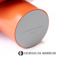 橘色金屬圓筒狀底座，頂部為灰色圓形面板，印有「HORIUCHI MIRROR」及「MADE IN JAPAN」字樣。