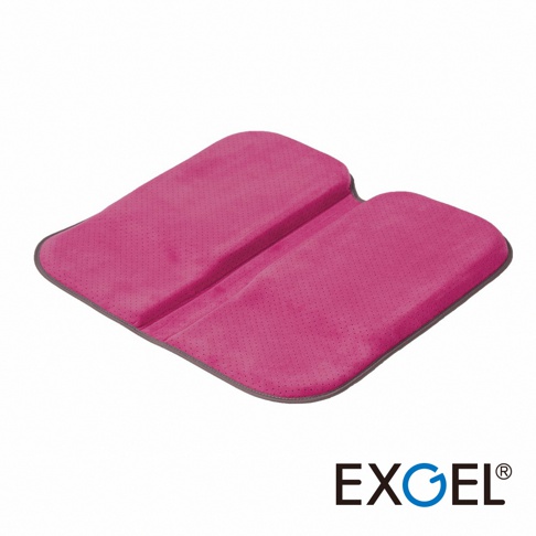 粉紅色 EXGEL 行動折疊坐墊 L，表面有細小透氣孔，採用柔軟材質，邊緣為灰色滾邊，設計為可折疊的兩片式坐墊。