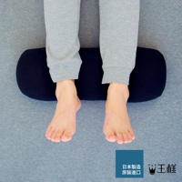 男人的抗臭抬腿枕，深藍色，布面材質，橢圓形，用於抬高雙腳。