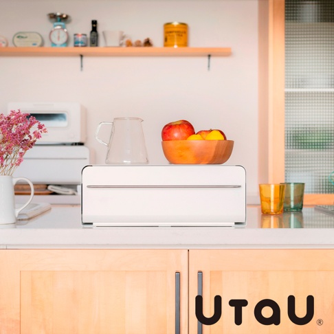 簡約白色抽屜式收納整理櫃，櫃面有金屬拉條，上方擺放木碗裝盛紅色蘋果與黃色檸檬，旁有玻璃水壺。