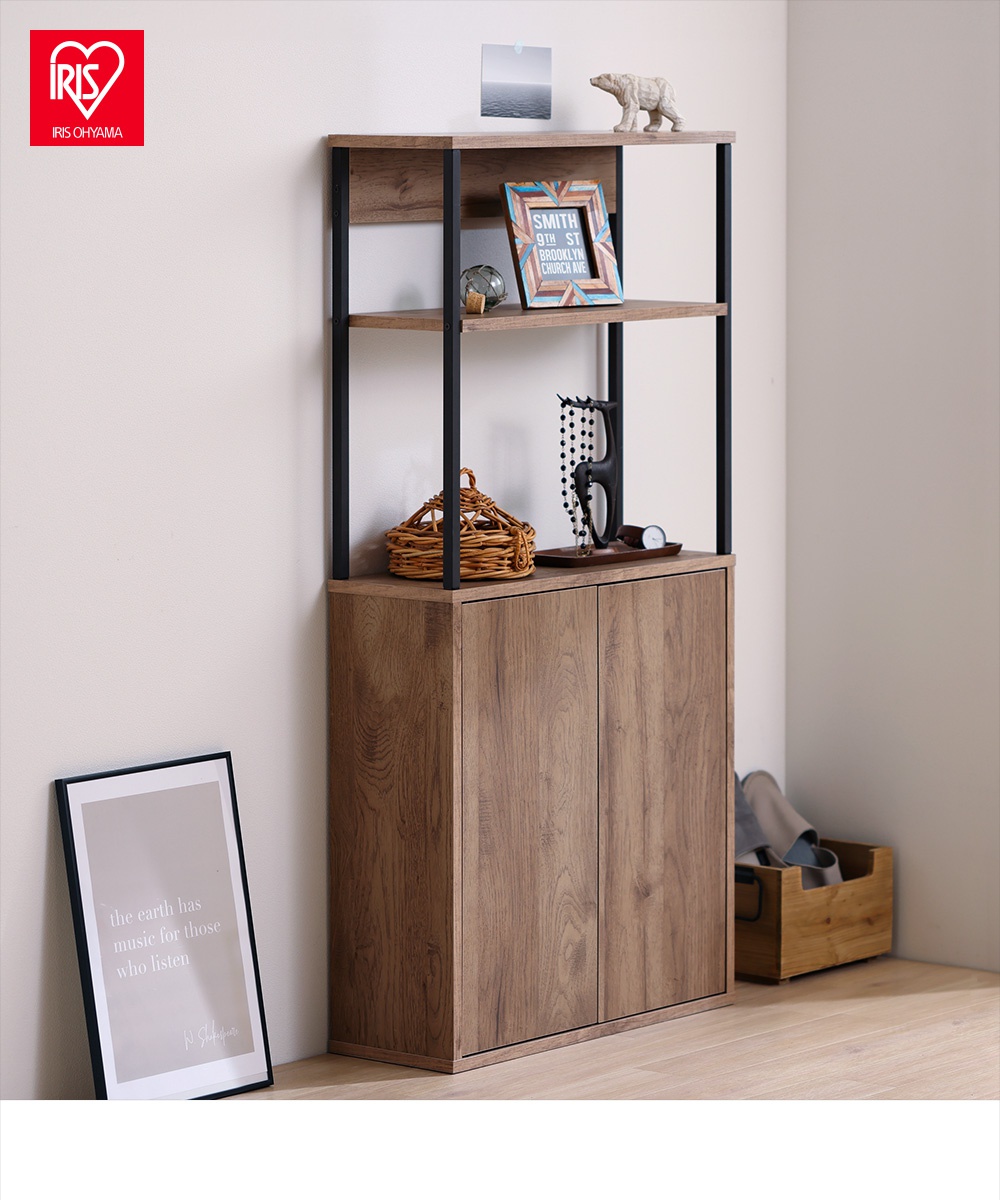 鐵木櫥櫃 IWKC-590 擁有木紋飾面的櫃體和深色金屬框架，分為兩層開放式層架和下方雙門儲物空間，風格簡約現代。