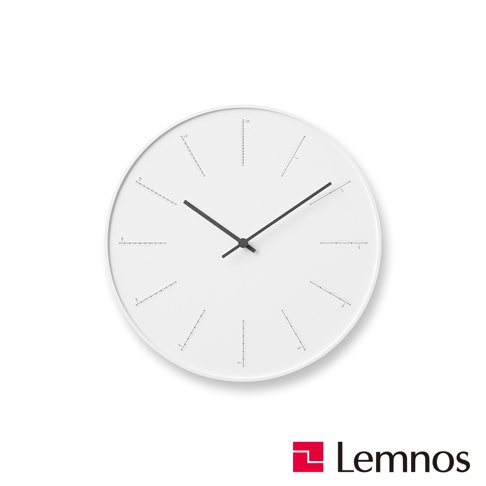 白色圓形時鐘，錶盤上以黑色線條標示時間刻度，時針和分針為黑色。