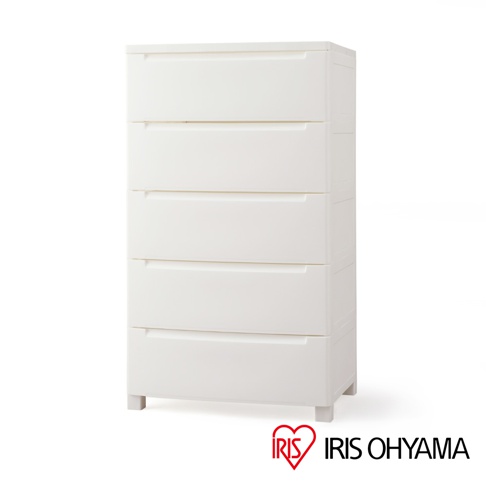 白色塑膠材質的五層抽屜式收納櫃，附有嵌入式抽屜把手，櫃體側面有垂直線條設計，底部有四個白色短腳。