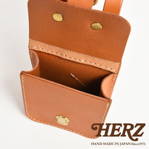 職人手作皮革經典腰袋，淺棕色皮革，手工縫製，設有金屬鈕扣及搭帶，內部有隔層，背面有可掛在腰帶的掛扣。