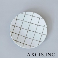 gohara mamiko 美濃燒手繪點心盤，白色陶瓷盤身，以黑色手繪網格線條裝飾，簡潔大方。