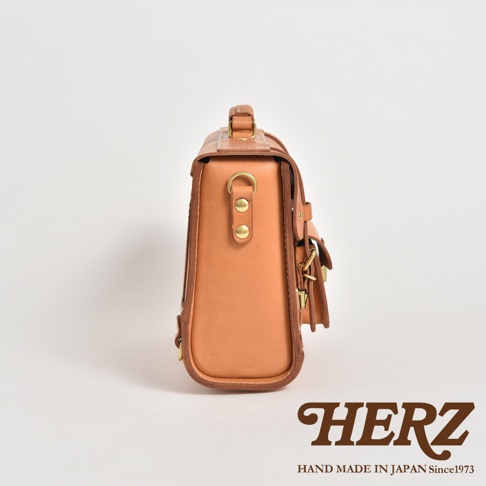 職人手作皮革學院風三用迷你後背包 BC-5，淺棕色皮革，具有復古風格，包含手提把、金屬扣環和側邊小袋。