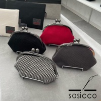 四個三河木綿刺子織口金零錢包，分別為黑色、紅色、深灰色及黑白格紋，皆配有銀色金屬開合。