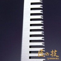 鍛造不鏽鋼理髮打薄剪刀，展示了其梳齒狀的刀刃特徵，呈現銀色金屬光澤。