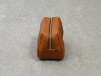 職人手作皮革Organ拉鍊收納包 (GS-63) S，淺棕色。此款包袋採用光滑的皮革材質，搭配金色金屬拉鍊，整體呈現簡約復古風格，適合收納小型物品。