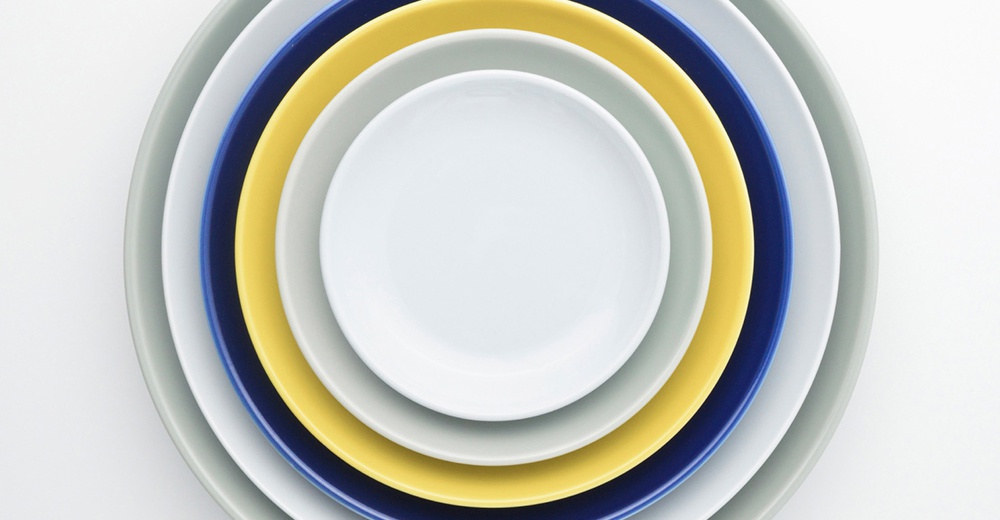 波佐見燒 Common 陶瓷料理盤，18公分，疊放展示，包含白色、淺灰、黃色、深藍及灰色盤。