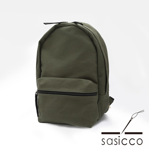 一款墨綠色三河木綿刺子織後背包，具有經典的後背包造型，正面有一個拉鍊口袋，整體紋理清晰。