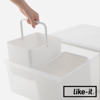 like-it 品牌的手提式居家萬用分隔收納盒，展示一個白色的收納盒被手拿起，下方還有一個較大的收納筐。