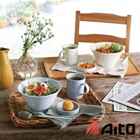 Ciel 美濃燒簡約釉彩深碗，淺藍色，內盛沙拉，搭配白色荷包蛋、煙燻鮭魚和綠葉蔬菜，碗旁有淺灰色小碟盛裝炸物，以及銀色湯匙。