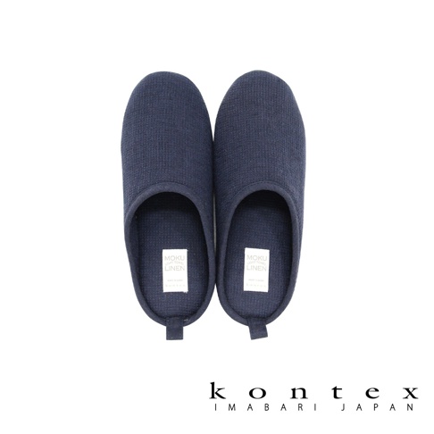 一雙深藍色 MOKU 棉麻室內拖鞋，鞋面材質為織紋棉麻，內側有白色標籤，標示「MOKU LINEN」字樣。