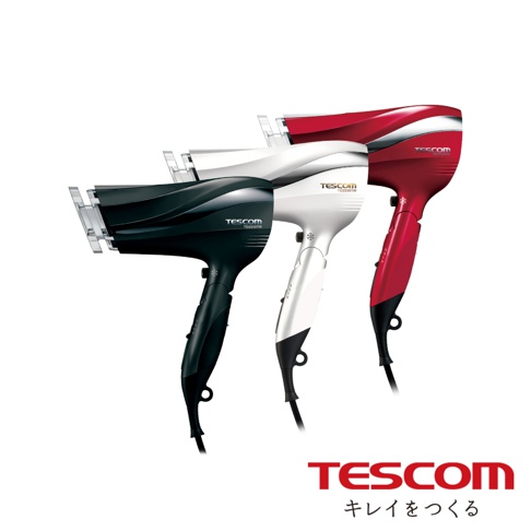 三台 TESCOM 品牌 TID2200TW 型號的專業吹風機並排展示，分別為黑色、珍珠白色與紅色。吹風機側面印有品牌名稱與型號，機身設計流線且配備冷熱風切換鍵及電源檔位調節開關，底部設有吊掛環與電線，圖片下方標示著 TESCOM 品牌名稱及其日文口號。