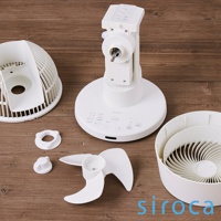 白色 SF-A1610 3D 氣流循環扇的組件，包括風扇馬達、底座、扇葉、網罩和固定環，散落在木質背景上。