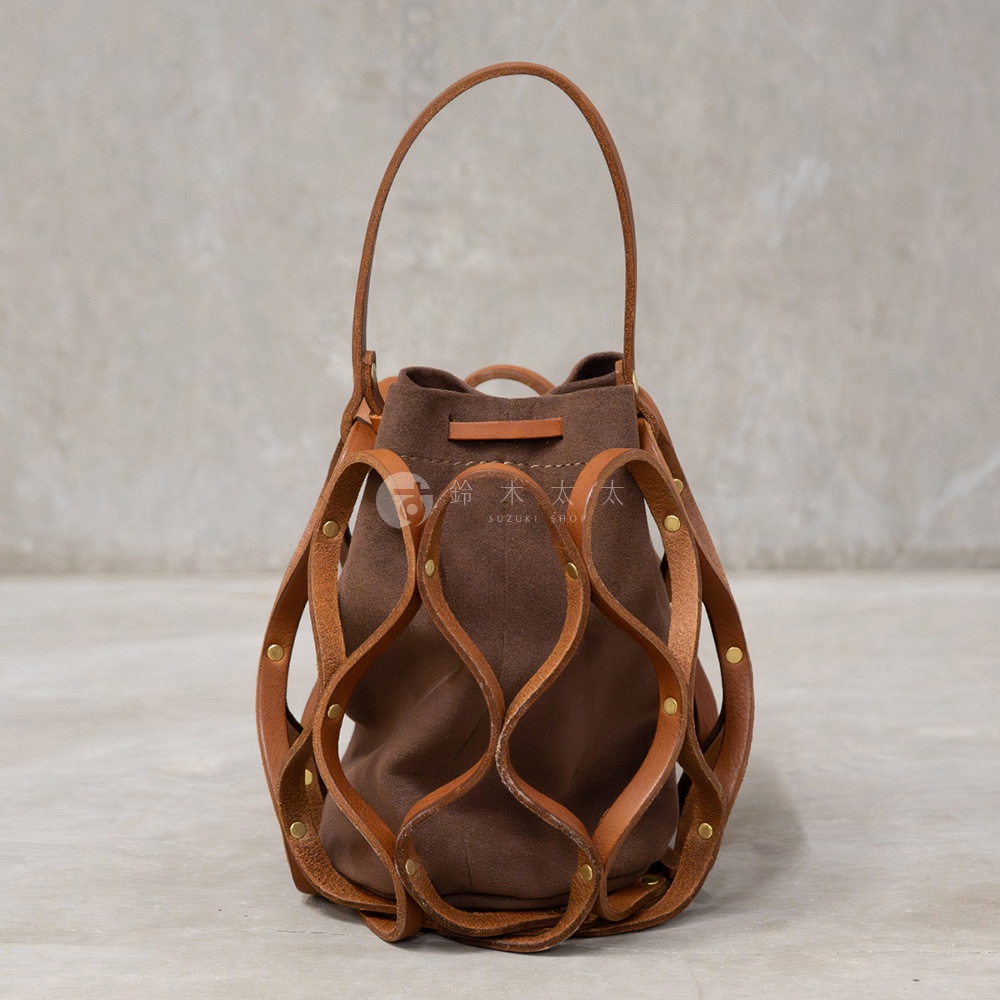 日本HERZ職人手作皮革Organ編織水桶包 G-98，棕色帆布內裡搭配手工編織的皮革外框，有著獨特的造型與金屬鉚釘裝飾。