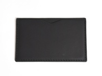 黑色皮革存摺文件收納夾，表面光滑，邊緣有縫線，頂部有V形開口設計。