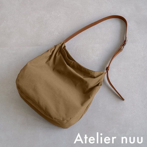 Atelier nuu 駝色皺褶布面單肩包，搭配皮革背帶