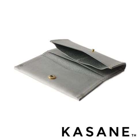 北海道KASANE 職人手作義大利Sibilla皮革卡片收納夾，灰色皮革，開啟狀態，內部結構清晰可見。